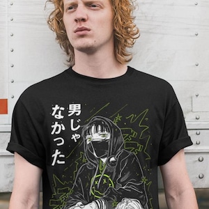 Może przedstawiać: Czarny T-shirt z nadrukiem graficznym przedstawiającym dwie postacie anime. Postacie są ubrane w czarne ubrania i mają zielone oczy. Tekst na koszulce brzmi "男しゃ なかった" w języku japońskim.