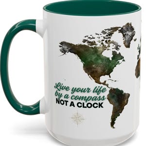 Taza con cita de brújula y mapa del mundo, regalo para amantes de la naturaleza, taza de viaje, regalo de explorador, taza de té en tonos tierra, regalo de geografía, cocina con diseño de terreno