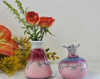 Jarrón pequeño de cerámica rosa: decoración de escritorio hecha a mano