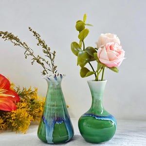 Kleine grüne Keramik Blumenvase - Gartenvase Bild 1