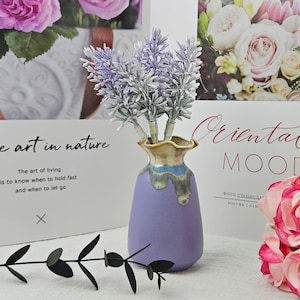 Unikatowy, ręcznie robiony, fioletowy, miniaturowy ceramiczny wazon – zabawna dekoracja półki i prezent-niespodzianka