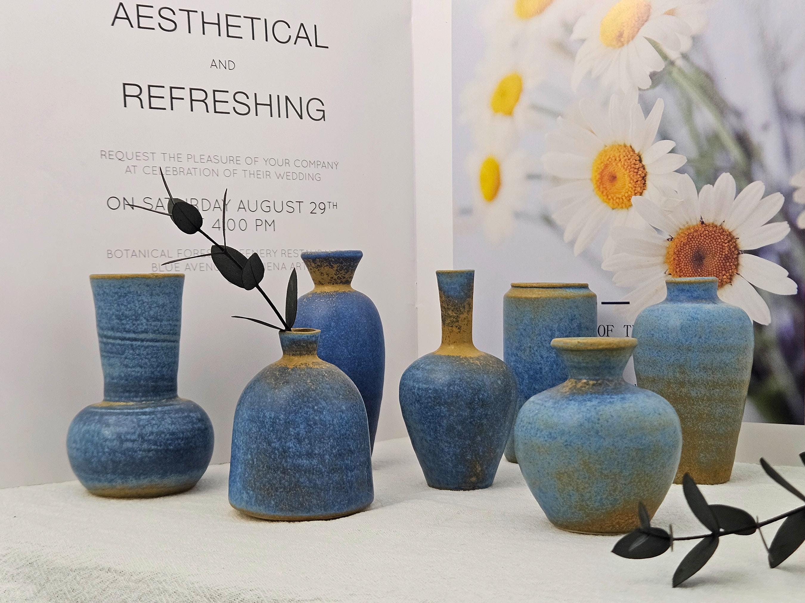 vase en céramique blanc et bleu