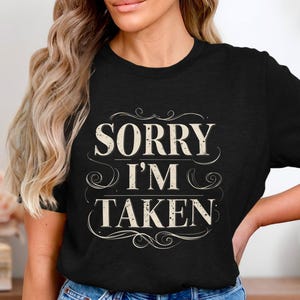 Rolig T-shirt med "förlåt, jag är upptagen", vintage-t-shirt med kärleksmotiv, söt dejting-t-shirt med grafisk design, upptagen pojkvän/flickvän