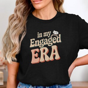 私の婚約時代のTシャツ、これから花嫁になる人のためのかわいい婚約シャツ、レトロな婚約グラフィックTシャツ、結婚式の計画ギフト、ブライダルシャワーTシャツ