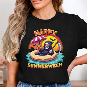 Könnte beinhalten: Schwarzes T-Shirt mit einem Grafikdruck eines Skeletts in einem Pool-Schwimmring mit einem Getränk. Der Text "Happy Summerween" ist auf dem Shirt aufgedruckt.