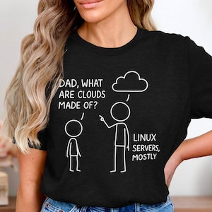 Könnte beinhalten: Schwarzes T-Shirt mit einer humorvollen Grafik. Das Design zeigt Strichmännchen und den Text "DAD, WHAT ARE CLOUDS MADE OF?" und "LINUX SERVERS, MOSTLY". Das Shirt ist ein Freizeitkleidungsstück.