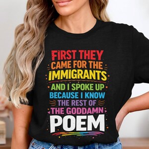 Könnte beinhalten: Schwarzes T-Shirt mit dem Text "FIRST THEY CAME FOR THE IMMIGRANTS AND I SPOKE UP BECAUSE I KNOW THE REST OF THE GODDAMN POEM" in Regenbogenfarben. Ein lässiges Kleidungsstück.