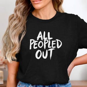 Könnte beinhalten: Schwarzes T-Shirt mit weißem Text, der "ALL PEOPLE OUT" lautet
