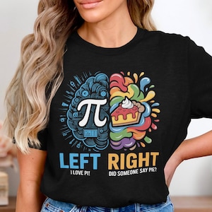 Könnte beinhalten: Schwarzes T-Shirt mit einem farbenfrohen Grafikdesign. Das Design zeigt ein in zwei Hälften geteiltes Gehirn, eine Seite blau mit einem Pi-Symbol, die andere Seite mit einem Stück Kuchen. Der Text lautet "LEFT RIGHT" und "I LOVE PI! DID SOMEONE SAY PIE?"