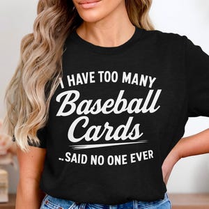 Camiseta "Demasiadas tarjetas de béisbol", divertida camiseta de coleccionista deportivo, camiseta de adicto a las tarjetas de béisbol, camiseta humorística de intercambio de pasatiempos, camiseta de coleccionista