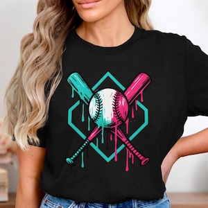 Könnte beinhalten: Schwarzes T-Shirt mit Baseball-Design. Die Grafik zeigt einen Baseball, zwei gekreuzte Schläger und eine geometrische Form, alles in Türkis, Rosa und Weiß. Das Design hat einen tropfenden Farbeffekt.
