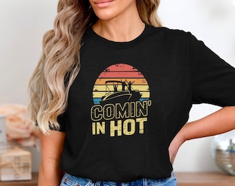 Comin' In Hot Boat T-Shirt Vintage Pontoon Captain Lake Life Shirt, Funny Boating Graphic Tee for Summer Cruise Lovers and Boat Parties