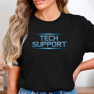 Könnte beinhalten: Schwarzes T-Shirt mit dem Text "TECH SUPPORT" in blauer Neon-Schrift.