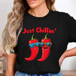 面白いチリペッパーTシャツ、ただチリンと辛い食べ物Tシャツ、クールなペッパーシャツ、ホットソース愛好家へのギフト、かわいいグルメユーモア、レトロな漫画