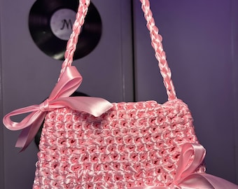 Borsa a nastro all'uncinetto con fiocchi