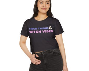 Grube uda i Witch Vibes Festival Crop Top | Modny damski T-shirt z grafiką | Uroczy styl boho | Miękki i luźny krój | Moda czarownic