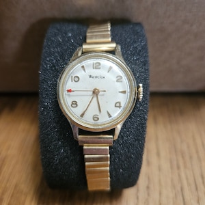Reloj vintage Westclox para mujer. Fondo de acero inoxidable con correa elástica.