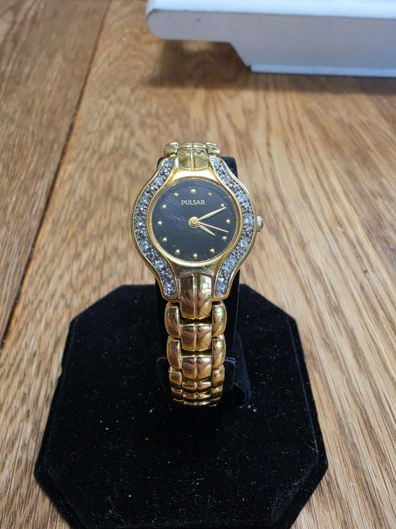 Vtg. Ladies Pulsar Gold Tone Watch with crystals around the bezel