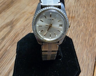 Vtg. Ladies Timex Date Watch with stretchy wrist band.