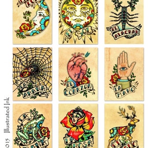 K&ouml;nnte beinhalten: Neun farbenfrohe Illustrationen traditioneller mexikanischer Tattoo-Flash-Designs. Die Designs beinhalten den Mond, die Sonne, den Skorpion, die Spinne, das Herz, die Hand, den Frosch, die Rose und das Reh. Jedes Design ist von einem dekorativen Banner mit spanischem Text umgeben.