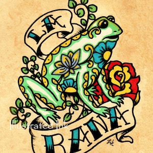 K&ouml;nnte beinhalten: Ein gr&uuml;ner Frosch mit Blumenmustern sitzt auf einem Banner mit der Aufschrift "La Rana". Das Banner ist von gr&uuml;nen Bl&auml;ttern und einer roten Rose umgeben.