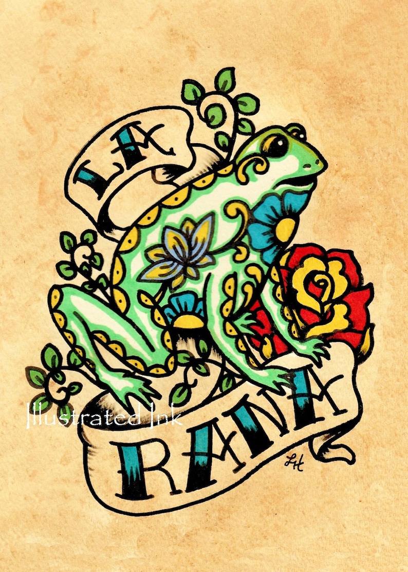 K&ouml;nnte beinhalten: Ein gr&uuml;ner Frosch mit Blumenmustern sitzt auf einem Banner mit der Aufschrift "La Rana". Das Banner ist von gr&uuml;nen Bl&auml;ttern und einer roten Rose umgeben.