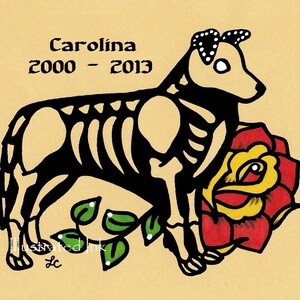 以下が含まれることがあります： 犬の骨格と赤と黄色のバラの白黒のイラスト。犬の上に「Carolina 2000 - 2013」の文字があります。