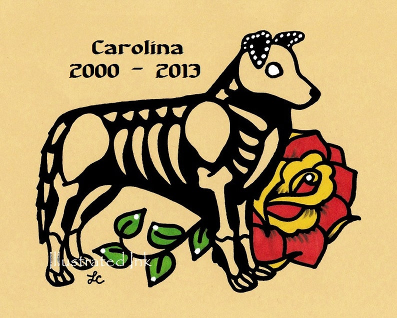 以下が含まれることがあります： 犬の骨格と赤と黄色のバラの白黒のイラスト。犬の上に「Carolina 2000 - 2013」の文字があります。