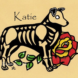 以下が含まれることがあります： 犬の骨格と赤と黄色のバラの白黒のイラスト。犬の名前「Katie」は画像の上に書かれています。