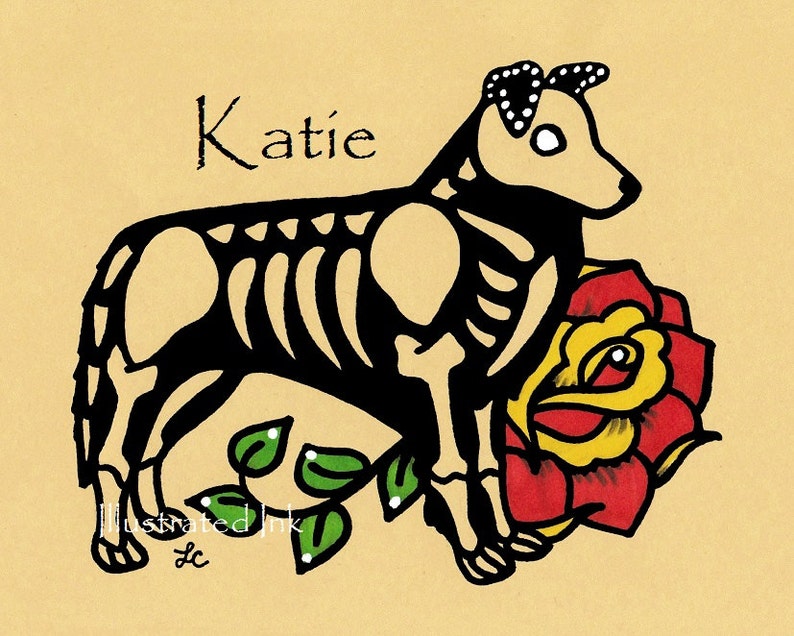 以下が含まれることがあります： 犬の骨格と赤と黄色のバラの白黒のイラスト。犬の名前「Katie」は画像の上に書かれています。