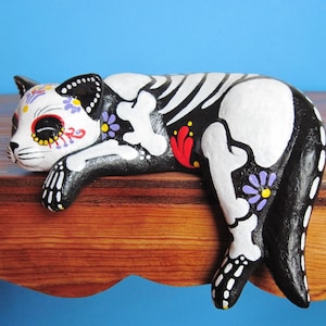 死者の日 CAT シェルフシッター スケルトン キティ像 ペットメモリアル - Illustrated Ink によるカスタム - お好みの色をお選びください