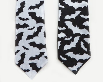 Corbata con estampado de murciélagos góticos, disponible en 2 colores.