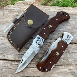 Custom Damast Taschenmesser: Handgefertigtes Klappmesser mit Gravur
