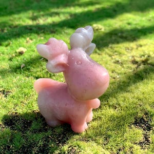 2,2'' handgesneden roze opaal cartoon rendier sculptuur, woondecoratie, vakantiedecor, vakantiedecor, kerstcadeau, reikikwarts, kristal ELK