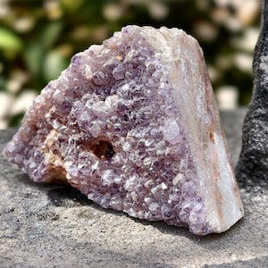 Tour géode en améthyste et agate : ornement en cristal naturel