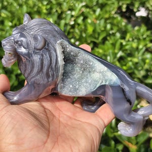 Handmade Agate Geode Lion Sculpture: Crystal Carving Decor