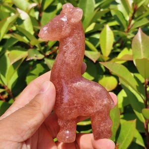 Scultura di giraffa in quarzo fragola intagliata a mano: decorazione di animali in cristallo