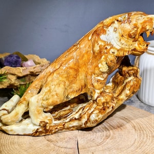 Hand-Carved Agate Tiger Sculpture: Natural Crystal Decor