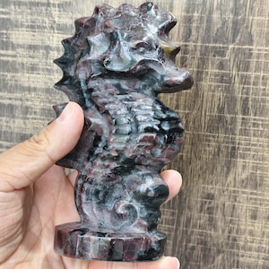 Natürliche Granat Seepferdchen Figur, Wohnkultur, Kristall Tier Dekor, Heilstein, Kristall Seepferdchen Schnitzerei, zufällige 1Stk