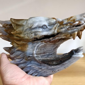 Statuetta di lupo in geode di agata: scultura in cristallo naturale, arredamento per la casa