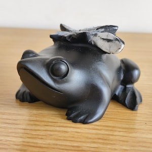 Chrysanthemum Stone Frog Sculpture: Natural Crystal Carving, Home Decor