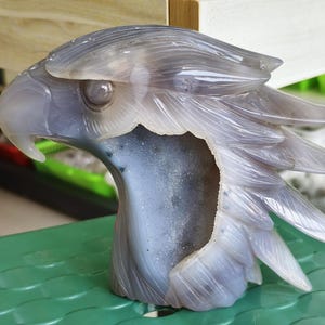 Geode Agate Eagle Skull Carving: Metaphysical Crystal Decor