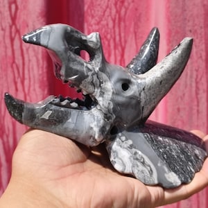Teschio di Triceratopo in Pietra Picasso: Scultura di Dinosauro in Cristallo, Decorazione Metafisica