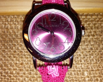 Relógio com pulseira de macramê extensível rosa magenta com rosto rosa magenta, presente abaixo de 25 dólares