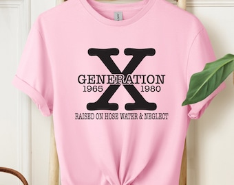 Pode incluir: Camiseta rosa com um gráfico preto da letra X e o texto "Generation 1965 1980 Raised on Hose Water & Neglect"