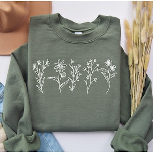Fall/Winter Wildflower Sweatshirt, Floral Crewneck Jumper, Cozy Flower Sweater, Nature Print Pullover, Botanical Top, Seasonal Shirt