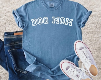 Dog Mom T-Shirt, Personalized Dog Mom T-shirt, Dog Mom Tee, Graphic Tee, Dog Lover Tee, Mom Gift, Dog T-shirt