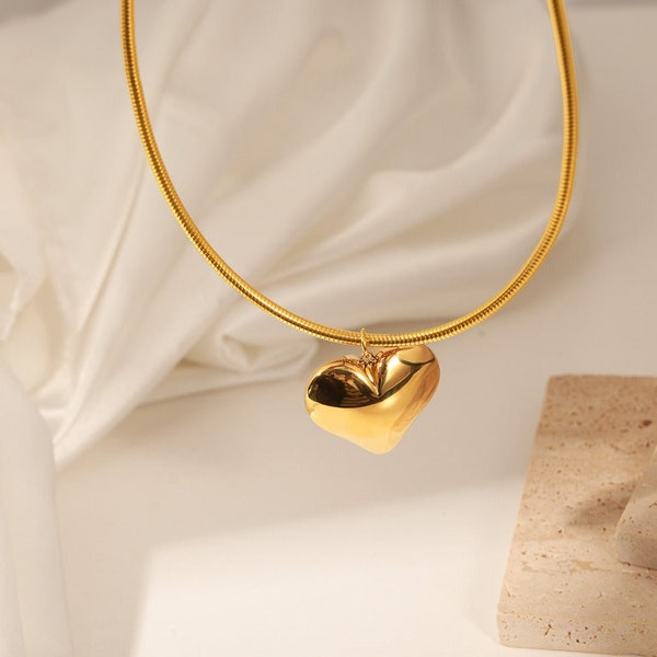 18K gold trendy fashionable love design light luxury style pendant necklace