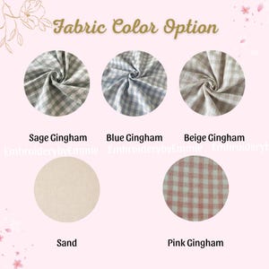 Op de afbeelding: Een stoffenkleurenkaart met vijf ronde stalen onder de kop Fabric Color Option. De stalen omvatten saliegroen gingham, blauw gingham, beige gingham, effen zandkleur en roze gingham. Elke staal toont de textuur en het patroon van de stof.