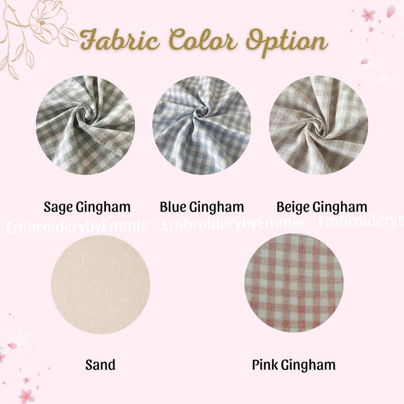 Op de afbeelding: Een stoffenkleurenkaart met vijf ronde stalen onder de kop Fabric Color Option. De stalen omvatten saliegroen gingham, blauw gingham, beige gingham, effen zandkleur en roze gingham. Elke staal toont de textuur en het patroon van de stof.